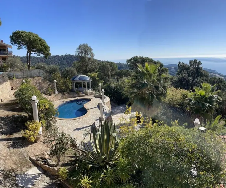 Casa con vista al mar, piscina, pista de tenis y gran jardín