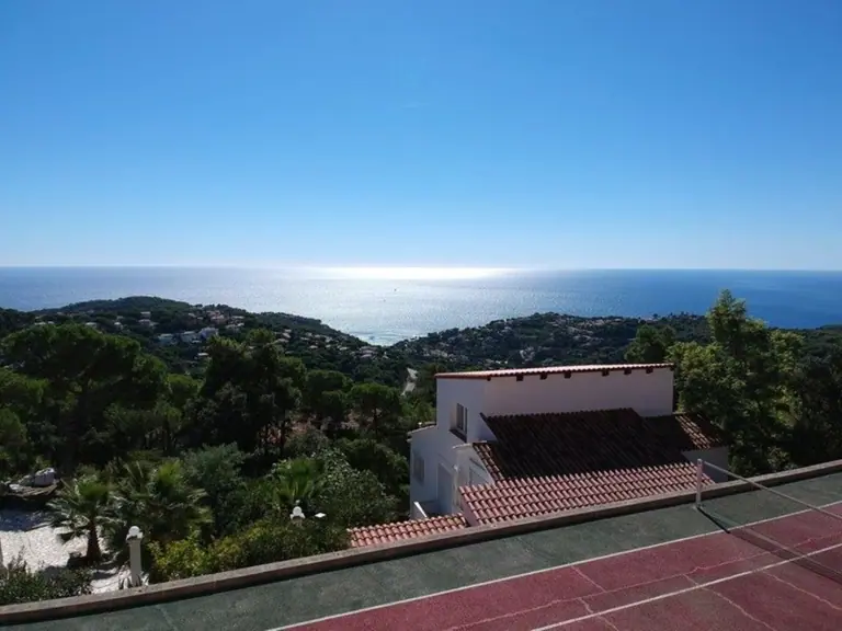 Casa con vista al mar, piscina, pista de tenis y gran jardín