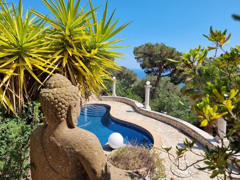 Casa con vista al mar, piscina, pista de tenis y gran jardín
