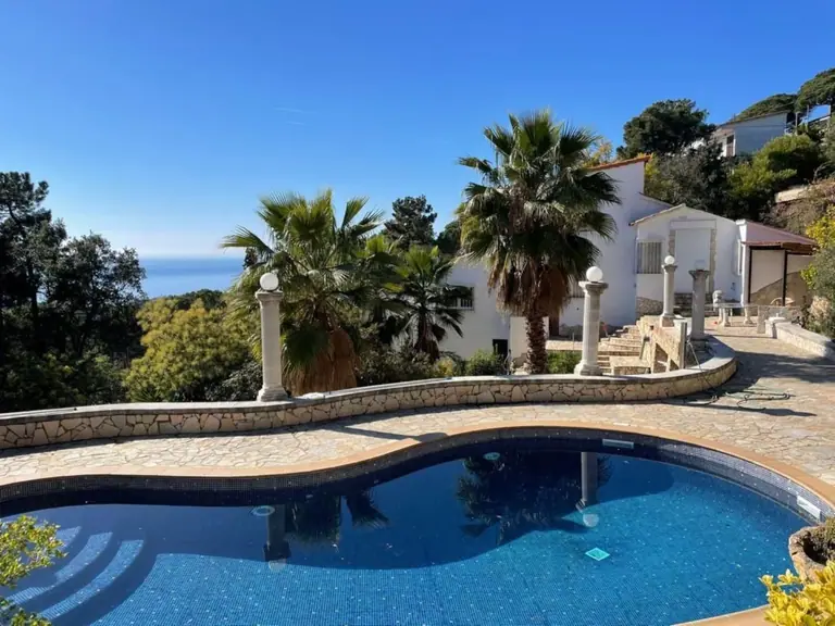Casa con vista al mar, piscina, pista de tenis y gran jardín