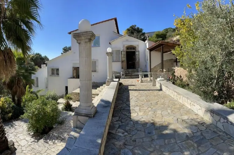 Casa con vista al mar, piscina, pista de tenis y gran jardín