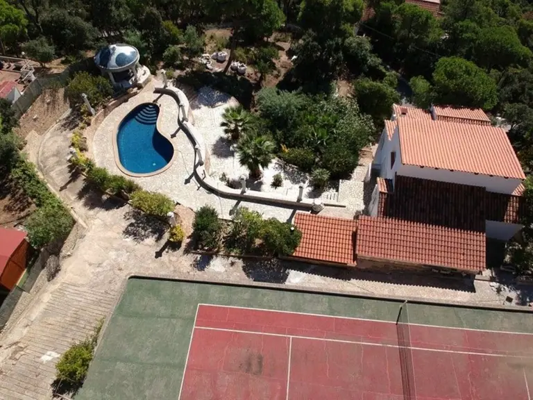 Casa con vista al mar, piscina, pista de tenis y gran jardín