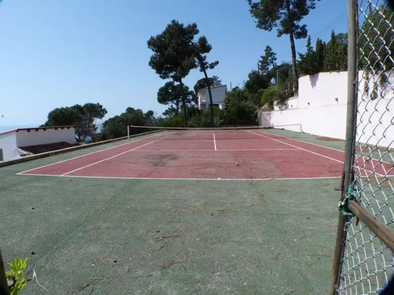 Casa con vista al mar, piscina, pista de tenis y gran jardín
