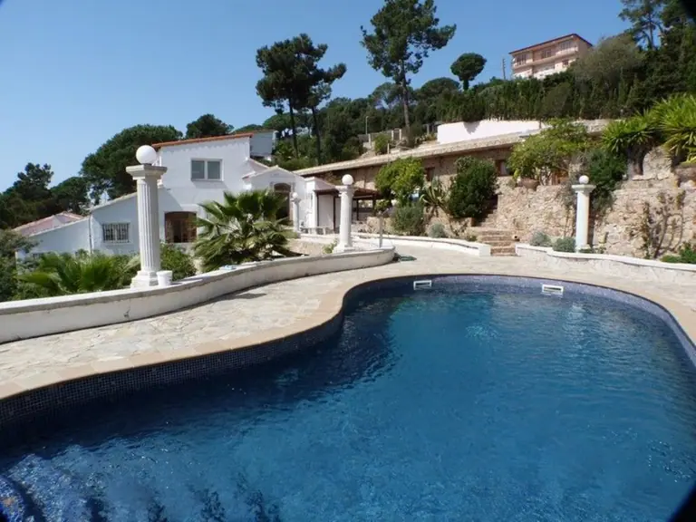 Casa con vista al mar, piscina, pista de tenis y gran jardín