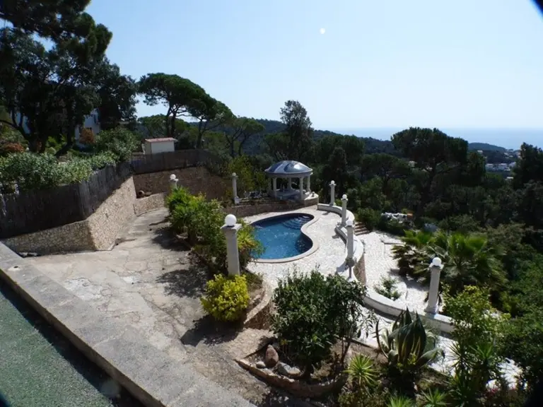 Casa con vista al mar, piscina, pista de tenis y gran jardín