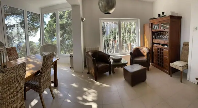 Casa con vista al mar, piscina, pista de tenis y gran jardín