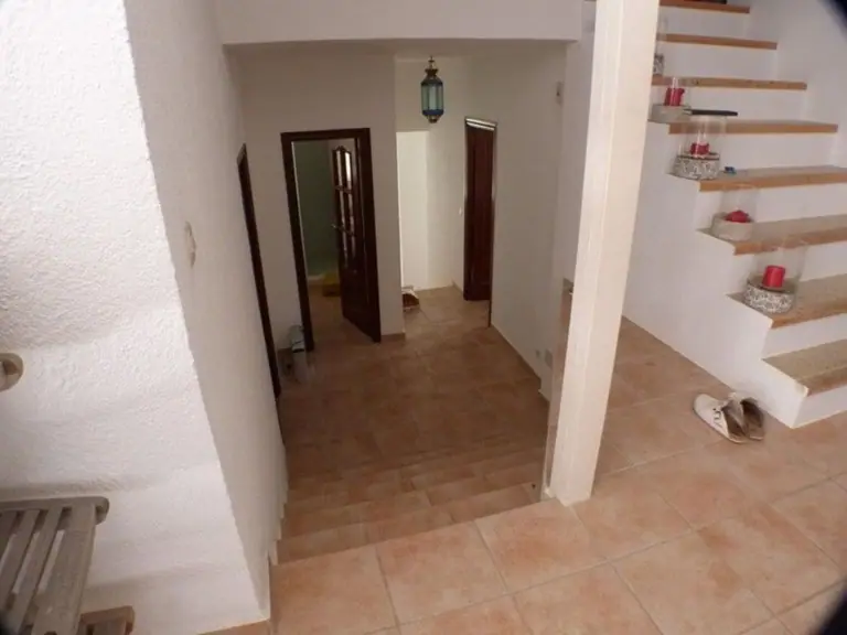 Casa con vista al mar, piscina, pista de tenis y gran jardín