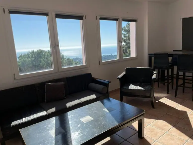 Casa con vista al mar, piscina, pista de tenis y gran jardín