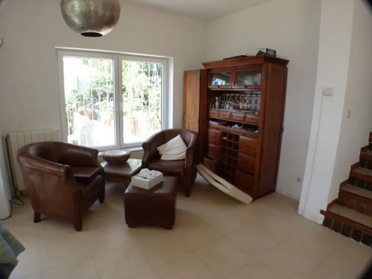 Casa con vista al mar, piscina, pista de tenis y gran jardín