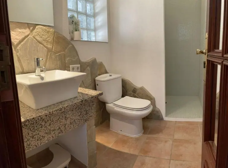 Casa con vista al mar, piscina, pista de tenis y gran jardín