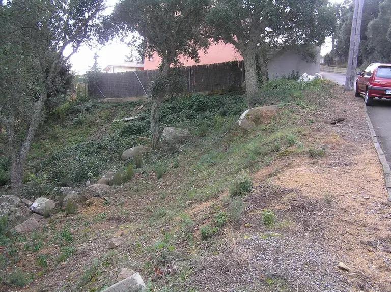 a tan solo 2 km de la encantadora Lloret de Mar en la Costa Brava, esta parcela se sitúa en la prestigiosa