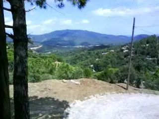 La parcela de 1500 m2 con unas vistas preciosas, tiene acceso a dos calles