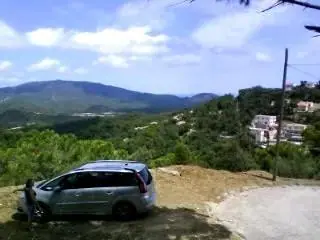 La parcela de 1500 m2 con unas vistas preciosas, tiene acceso a dos calles