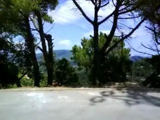 La parcela de 1500 m2 con unas vistas preciosas, tiene acceso a dos calles