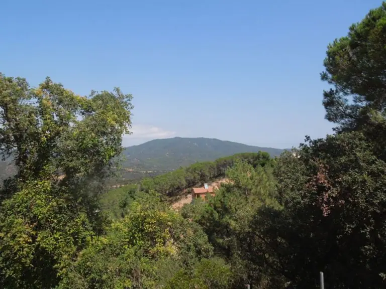 una parcela en la urbanización Serra Brava, a unos 2km de Lloret de mar/Costa Brava