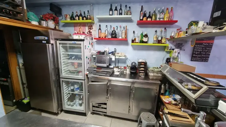 local comercial con terraza, actualmente restaurante trabajando, totalmente equipado