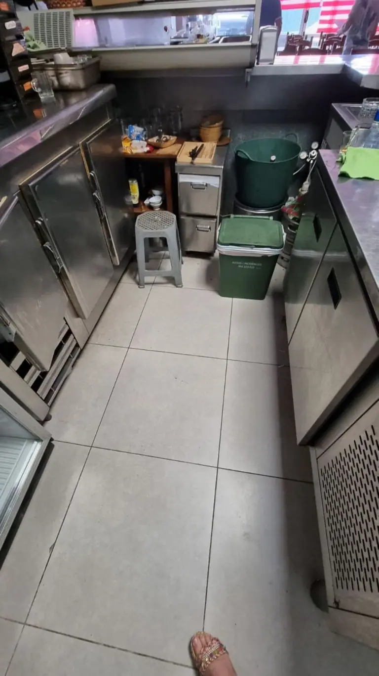 local comercial con terraza, actualmente restaurante trabajando, totalmente equipado