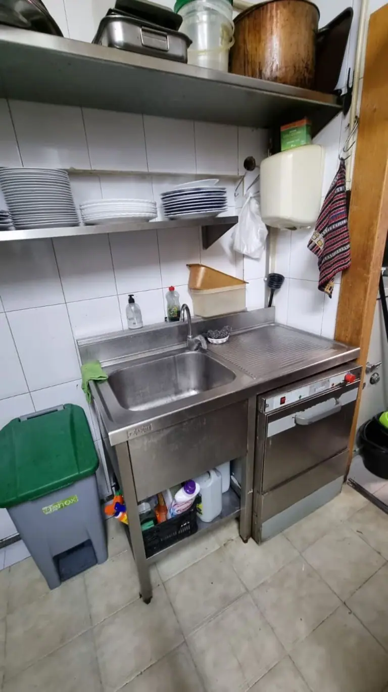 local comercial con terraza, actualmente restaurante trabajando, totalmente equipado