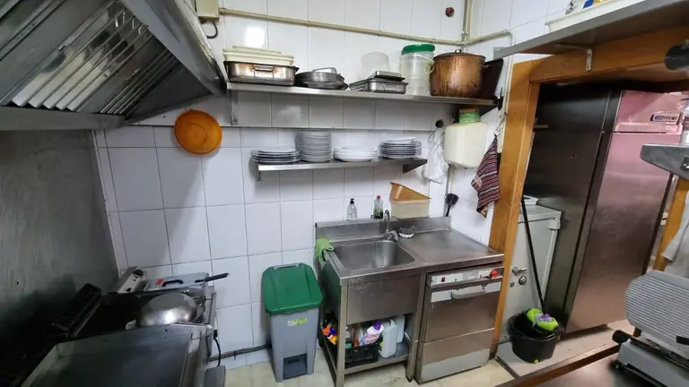 local comercial con terraza, actualmente restaurante trabajando, totalmente equipado