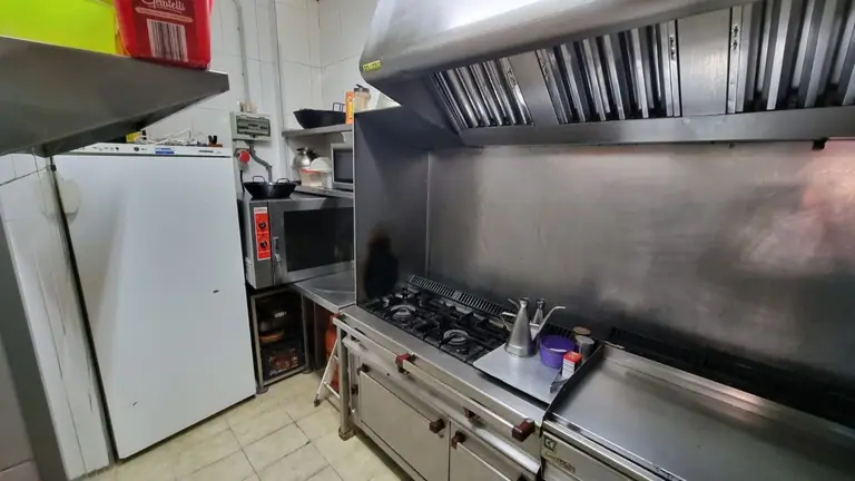 local comercial con terraza, actualmente restaurante trabajando, totalmente equipado