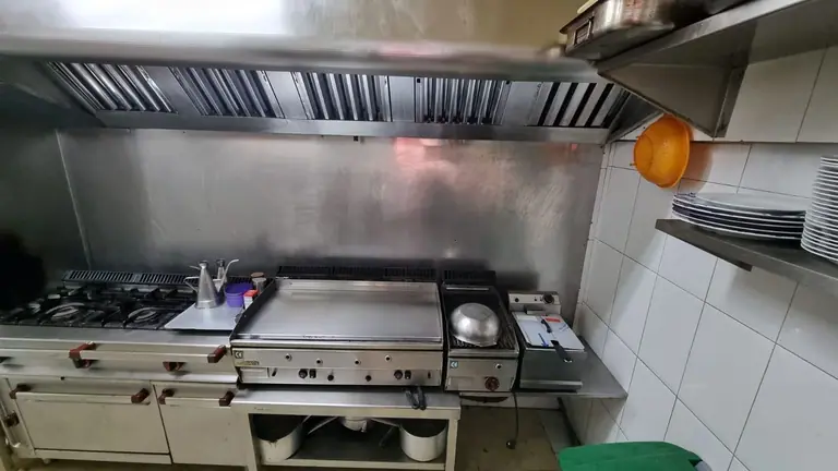 local comercial con terraza, actualmente restaurante trabajando, totalmente equipado