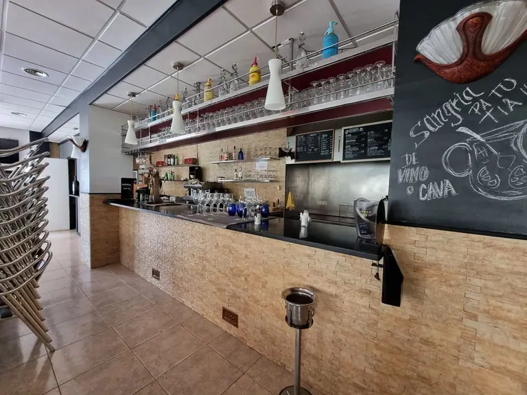 restaurante con terraza y jardín para 140 comensales