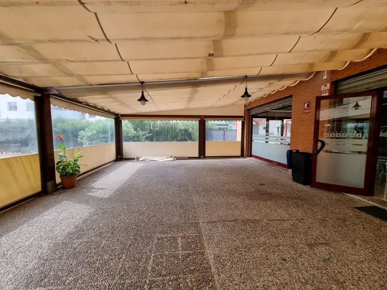 restaurante con terraza y jardín para 140 comensales