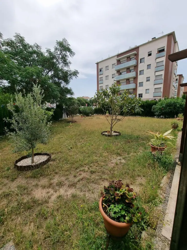restaurante con terraza y jardín para 140 comensales