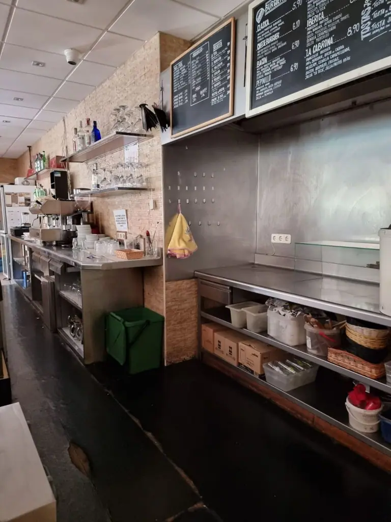 restaurante con terraza y jardín para 140 comensales