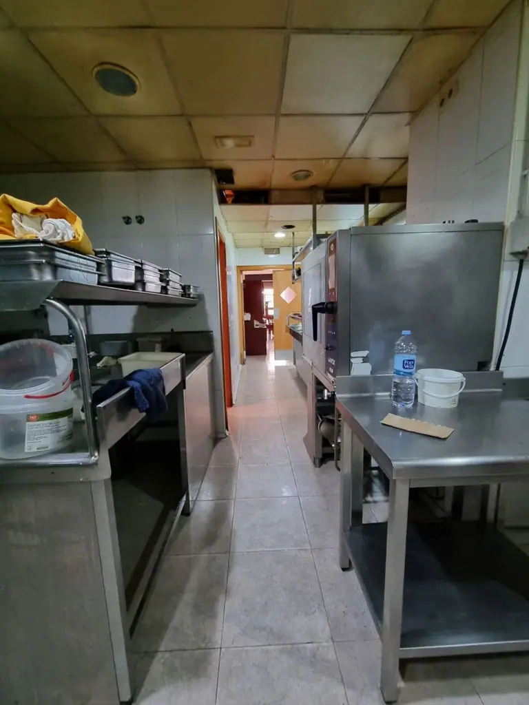 restaurante con terraza y jardín para 140 comensales