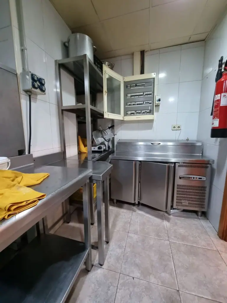 restaurante con terraza y jardín para 140 comensales