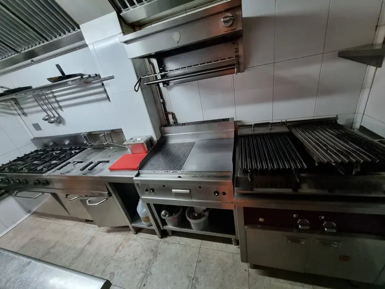 restaurante con terraza y jardín para 140 comensales