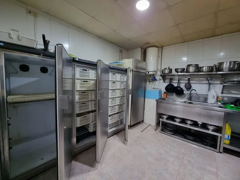 restaurante con terraza y jardín para 140 comensales