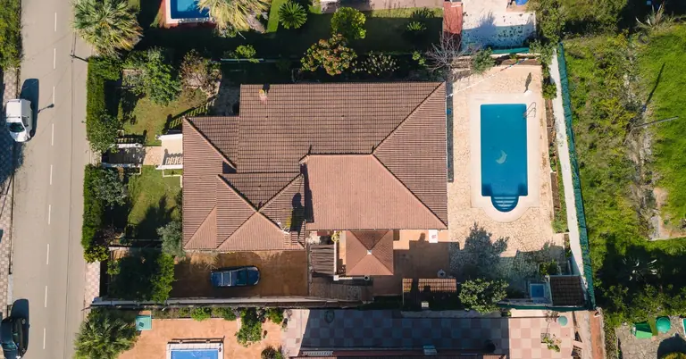 Precioso chalet independiente en venta en la urbanización Lloret Residencial! Esta casa de cuatro vientos