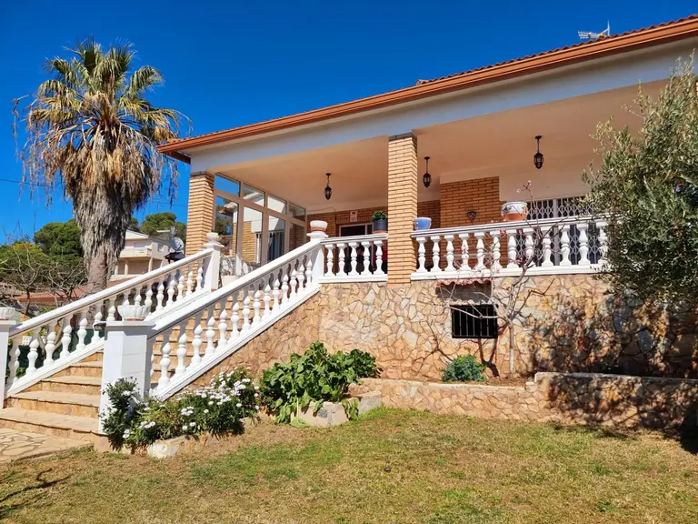 Precioso chalet independiente en venta en la urbanización Lloret Residencial! Esta casa de cuatro vientos
