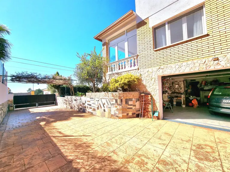 Precioso chalet independiente en venta en la urbanización Lloret Residencial! Esta casa de cuatro vientos