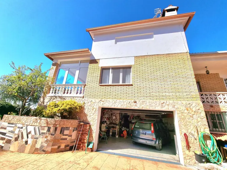 Precioso chalet independiente en venta en la urbanización Lloret Residencial! Esta casa de cuatro vientos