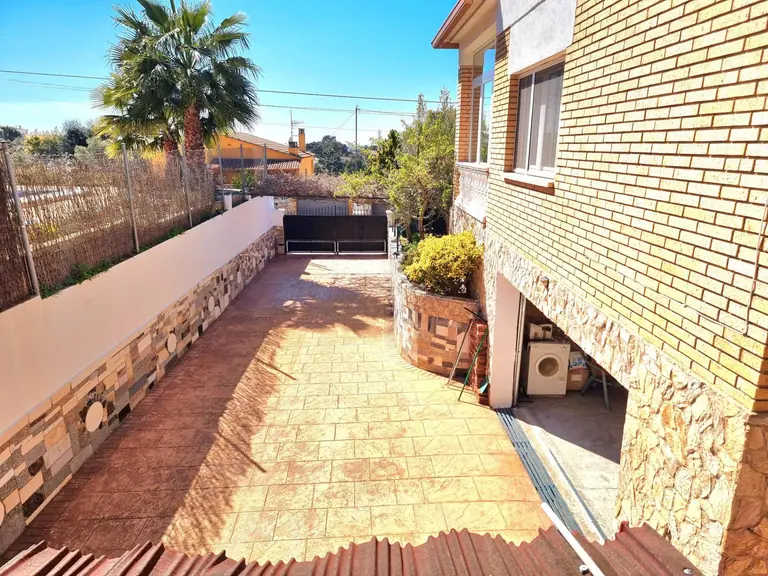 Precioso chalet independiente en venta en la urbanización Lloret Residencial! Esta casa de cuatro vientos