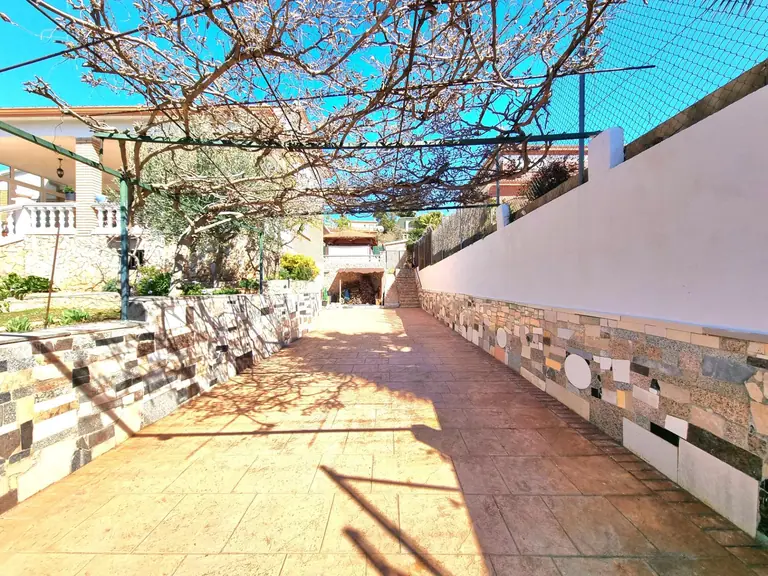 Precioso chalet independiente en venta en la urbanización Lloret Residencial! Esta casa de cuatro vientos