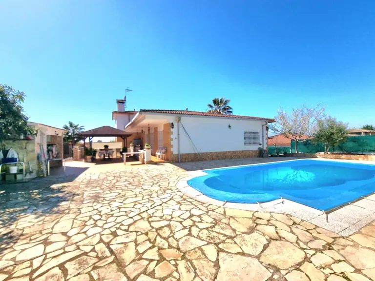 Precioso chalet independiente en venta en la urbanización Lloret Residencial! Esta casa de cuatro vientos