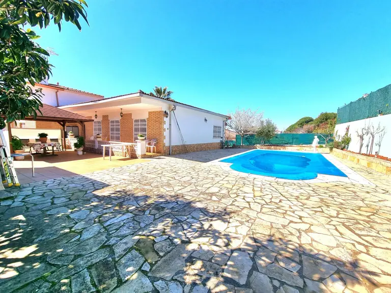 Precioso chalet independiente en venta en la urbanización Lloret Residencial! Esta casa de cuatro vientos