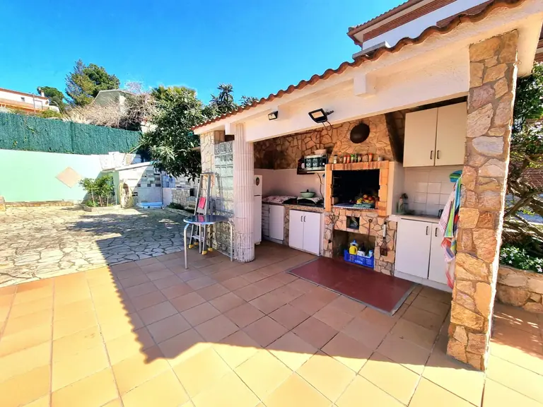 Precioso chalet independiente en venta en la urbanización Lloret Residencial! Esta casa de cuatro vientos