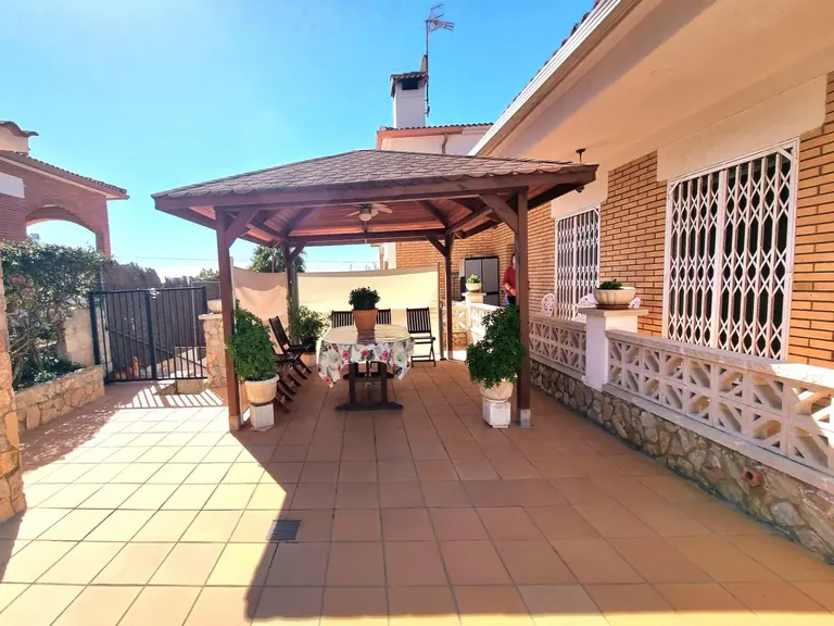 Precioso chalet independiente en venta en la urbanización Lloret Residencial! Esta casa de cuatro vientos