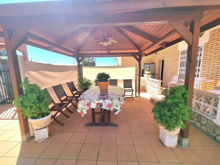 Precioso chalet independiente en venta en la urbanización Lloret Residencial! Esta casa de cuatro vientos