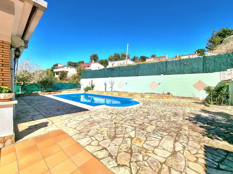 Precioso chalet independiente en venta en la urbanización Lloret Residencial! Esta casa de cuatro vientos
