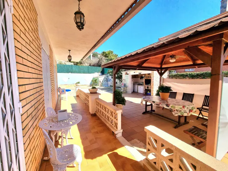 Precioso chalet independiente en venta en la urbanización Lloret Residencial! Esta casa de cuatro vientos