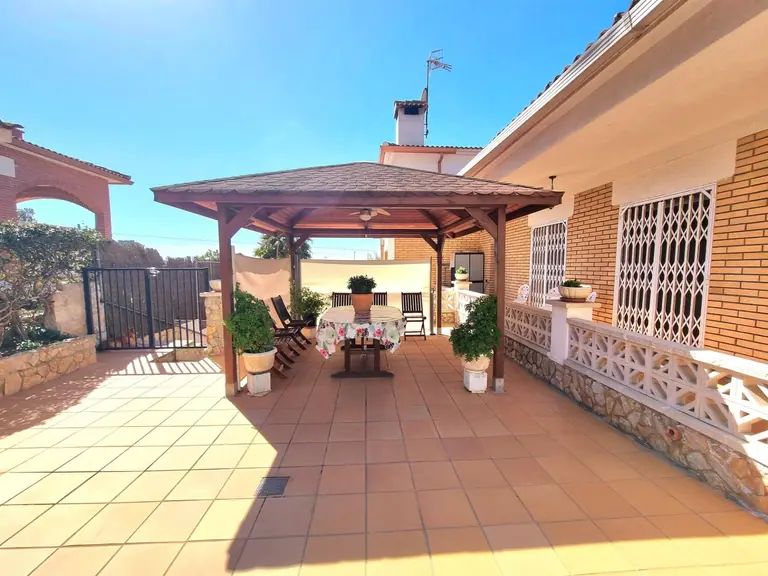 Precioso chalet independiente en venta en la urbanización Lloret Residencial! Esta casa de cuatro vientos