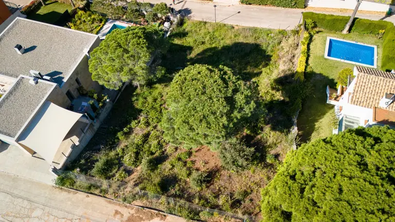 Este excepcional terreno urbanizable de 895m2 se presenta como una oportunidad única para aquellos que desean