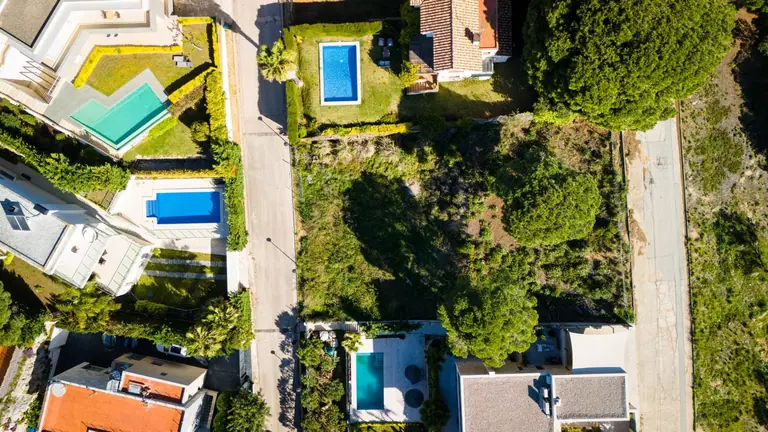 Este excepcional terreno urbanizable de 895m2 se presenta como una oportunidad única para aquellos que desean