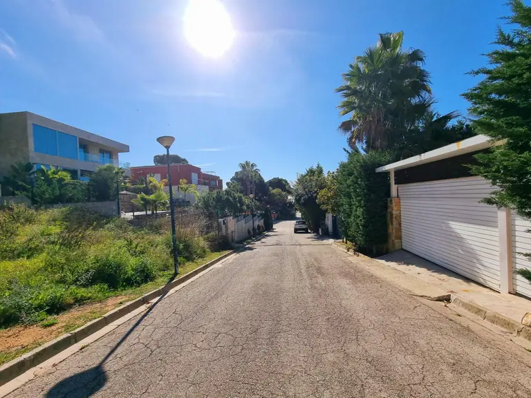 Este excepcional terreno urbanizable de 895m2 se presenta como una oportunidad única para aquellos que desean
